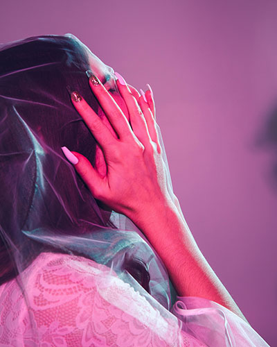 mujer con velo y cara tapada que le cuesta respirar representa bronquitis segun la biodescodificacion