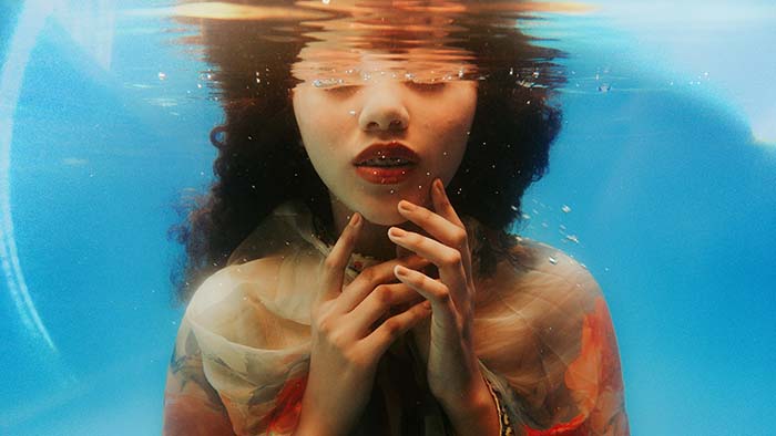 mujer bajo el agua que no puede respirar bronquitis y emociones