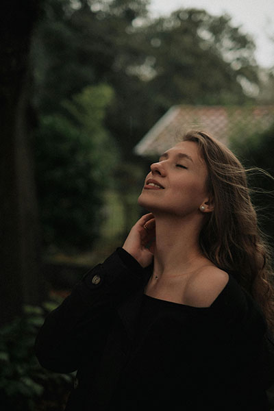 mujer en calma respirando aire puro como sanar los ataques de panico segun la biodescodificacion