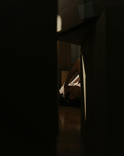 persona en el suelo desesperada sufre conflicto emocional causa neumonia en biodescodificacion