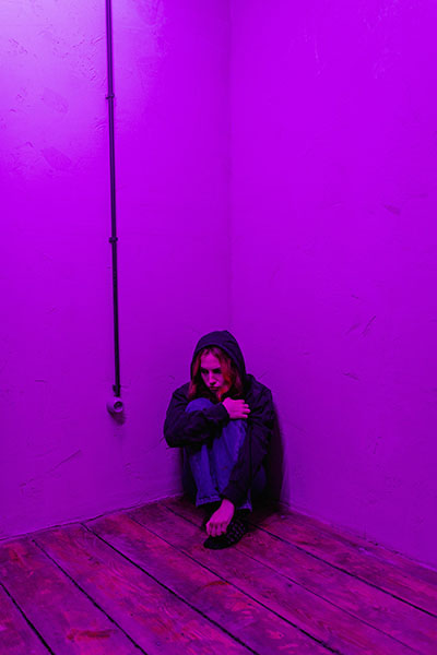 mujer agazapada en una esquina siente emociones neumonia segun biodescodificacion