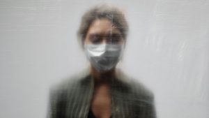 efecto desdenfocado en mujer con mascarilla neumonia biodescodificacion