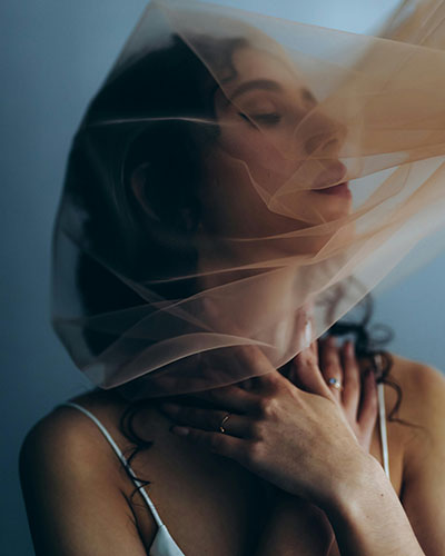 mujer con dificultades para respirar rodeada de un velo representa sintomas neumonia